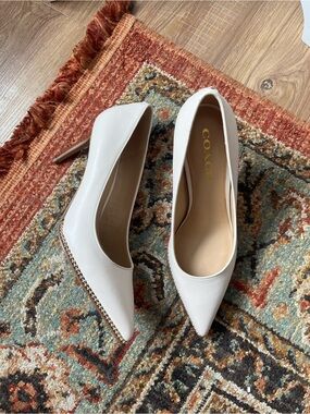 Coach Women's Ivory Pointed Toe Pumps with Chain Trim